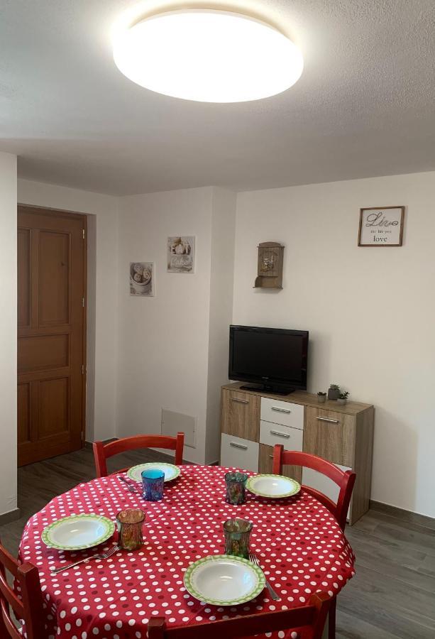 Casa Vacanze Anais Nus Bagian luar foto